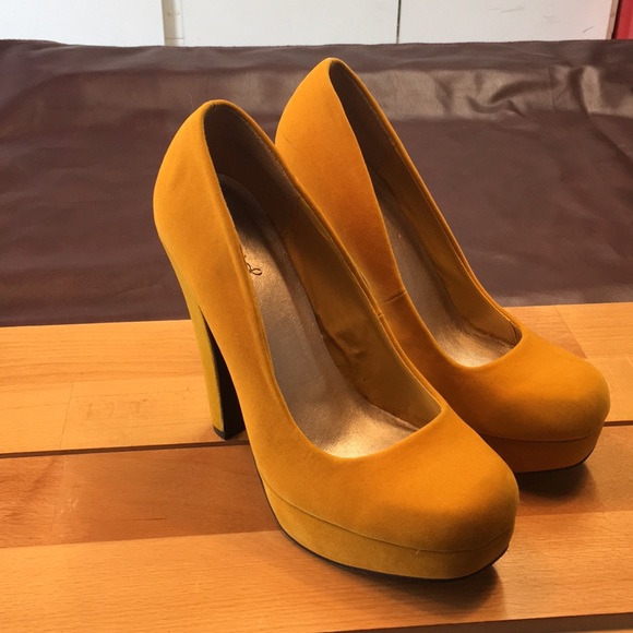 Qupid Shoes - Vintage Qupid gold yellow velvet heels
